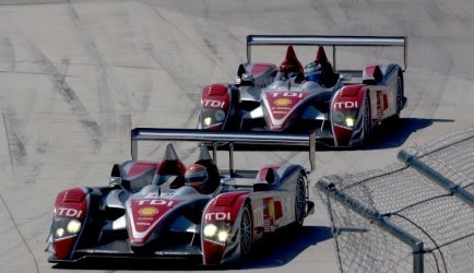 audi r8 Christijan Albers stapt in de Audi R10 TDI 0