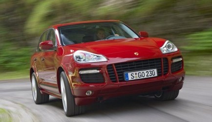 porsche cayenne Porsche Cayenne GTS in volle vaart onderweg 0