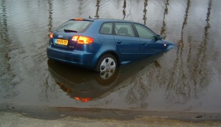Oproep monteren veiligheidshamers in nieuwe auto's 0