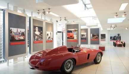 ferrari 550-maranello Ferrari�s en vrouwen tezamen in de Galleria Ferrari in Maranello