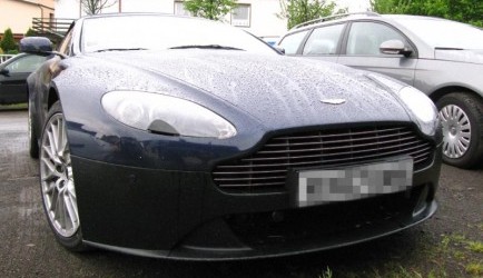 aston-martin v12-vantage Aston Martin V12 Vantage RS