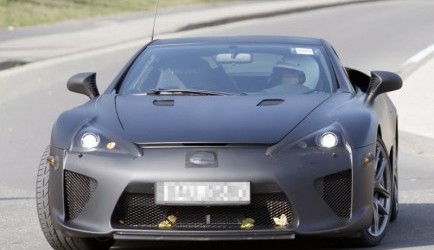 lexus Lexus LF-A speelt weer buiten 0