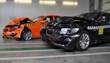 bmw 5-serie Nieuwe BMW 5-serie glansrijk tegen de muur 0