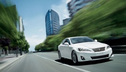 mitsubishi v12-vanquish Lexus trekt doek van vernieuwde IS