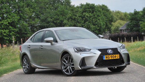 Lexus IS300h blijft gebruikers verwennen