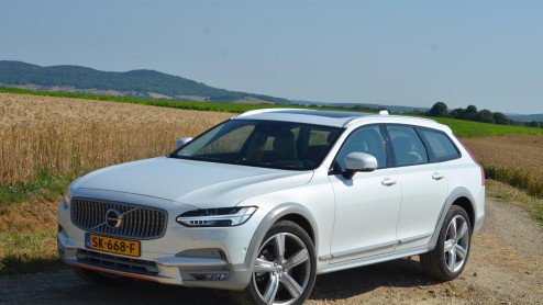 Volvo kleedt de speciale Volvo Ocean Race editie van de V90 Cross Country bijzonder aan.