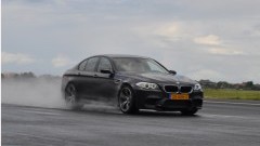 BMW M Performance vult zelfbedacht gat