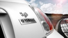 Abarth 595 het Movistar Yamaha MotoGP-team achterna