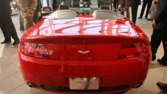 Op internet zijn foto�s opgedoken die de Aston Martin V8 Roadster in volle glorie laten zien.