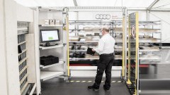 Audi onderdelen per robot door de fabriek