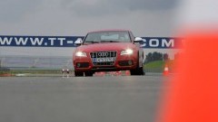 Het is donderdagmiddag 16:13 en Audi hangt aan de andere kant van de lijn. Of we de nieuwe S5 willen proberen op het circuit van Assen. Natuurlijk mevrouw, iemand moet het doen!