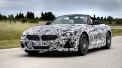 BMW Z4 rijdt bestickerd rond