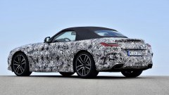 BMW Z4 rijdt bestickerd rond