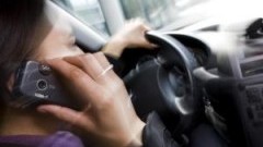 Handsfree bellen net zo onveilig als met de hand