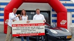 Na het karten in een Porsche Cayman stappen...
