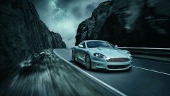 Zie ginds komt de Aston Martin DBS!