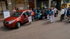 Dacia Sandero tussen het winkelend publiek