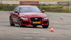Eerste ronde met de Jaguar XE; benen strekken op Circuit Park Zandvoort