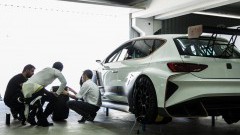 Elektrisch Cupra-racer draait testrondes