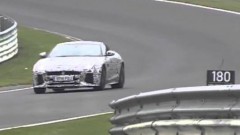 Jaguar F-Type SVR draait warm