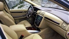 Mercedes R-klasse langs de schoonheidsspecialist
