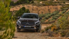 Mercedes-Benz GLA doet stoer op onverhard en asfalt