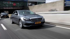 Nieuwe Mercedes E-Klasse mag nu ook automatisch van rijstrook wisselen