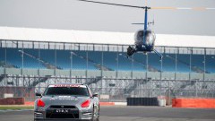 Nissan GT-R bestuurt vanuit een helikopter