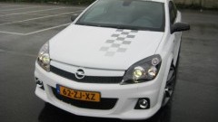 Opel Astra OPC N�rburgring Edition maakt korte metten met alles en iedereen