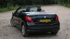 De evenaar voorbij met de Peugeot 207 CC