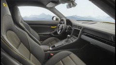 Porsche brengt een lichte variant van de 911 Carrera, de T-versie, waarbij de letter staat voor Touring. De auto brengt het rijplezier naar een meer puur niveau.