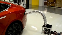 Robotarm voor laden elektrische Tesla of Volkswagen