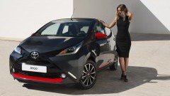 Toyota levert van de compacte Aygo nu drie Fashion Editions samengesteld door drie Nederlandse fashion influencers.