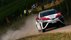 Toyota laat Mirai op waterstof rallyrijden