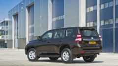 Toyota rust de Land Cruiser Challenger rijker uit.