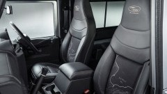Twee miljoenste Land Rover Defender op een voetstuk