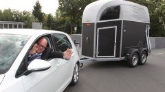 Volkswagen maakt manoeuvreren met aanhanger kinderspel