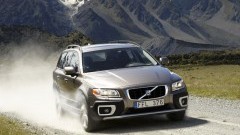We schreven al eerder nieuwe V70, de enorme station van Volvo. Nu is ook de XC70 een feit. Je kunt nu dus via de onverharde wegen naar de woonboulevards als je dat zou willen.