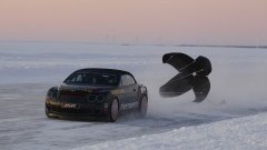 Ijsrijden in je cabrio met 330 km/u