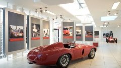 Ferrari�s en vrouwen tezamen in de Galleria Ferrari in Maranello