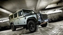 Duimen voor Land Rover Defender by Piet Boon