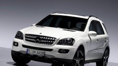 Mercedes M-Klasse is jarig en trakteert