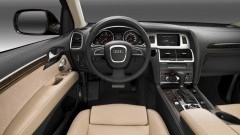 Al eerder gesnapt en nu een feit: dit is de vernieuwde Audi Q7! Na drie jaar werd het tijd voor een kleine opfriskuur met gladgestreken looks en zuiniger motorengamma. De presentatie heeft plaats in S