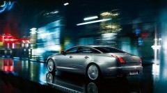 Na talloze spionagebeelden, teasers en uitgelekt beeldmateriaal is de Jaguar XJ nu echt officieel. De chique Brit gaat in Jaguar�s nieuwe stijl door het leven, compleet met een vers V6- en V8 motorpal