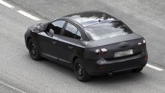 Renault M�gane sedan op weg naar entree