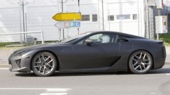 Lexus LF-A speelt weer buiten