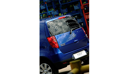 Twee speciaaltjes Mitsubishi Colt bij de dealer
