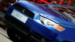 Twee speciaaltjes Mitsubishi Colt bij de dealer
