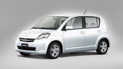 Subaru Justy ziet zwart-wit