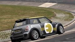 Elektrische Mini E Race trotseert de N�rburgring (video!)